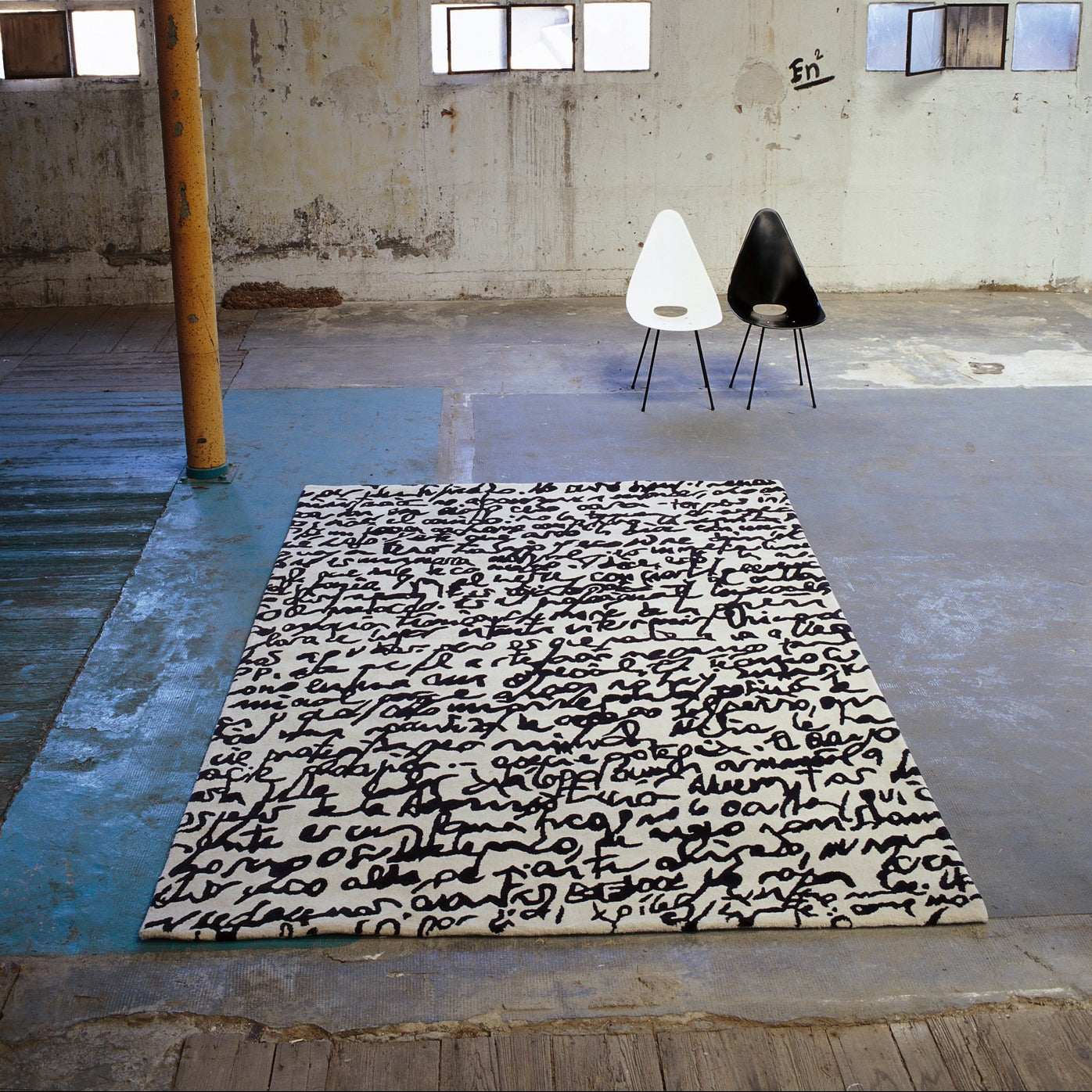 Black on White Manuscrit Tapis Noir-Blanc