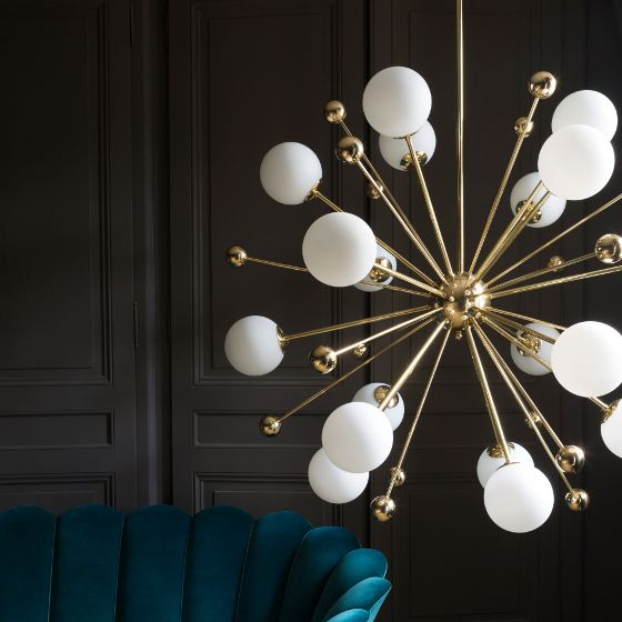 Quoi choisir entre des spots ou un lustre dans le salon ?
