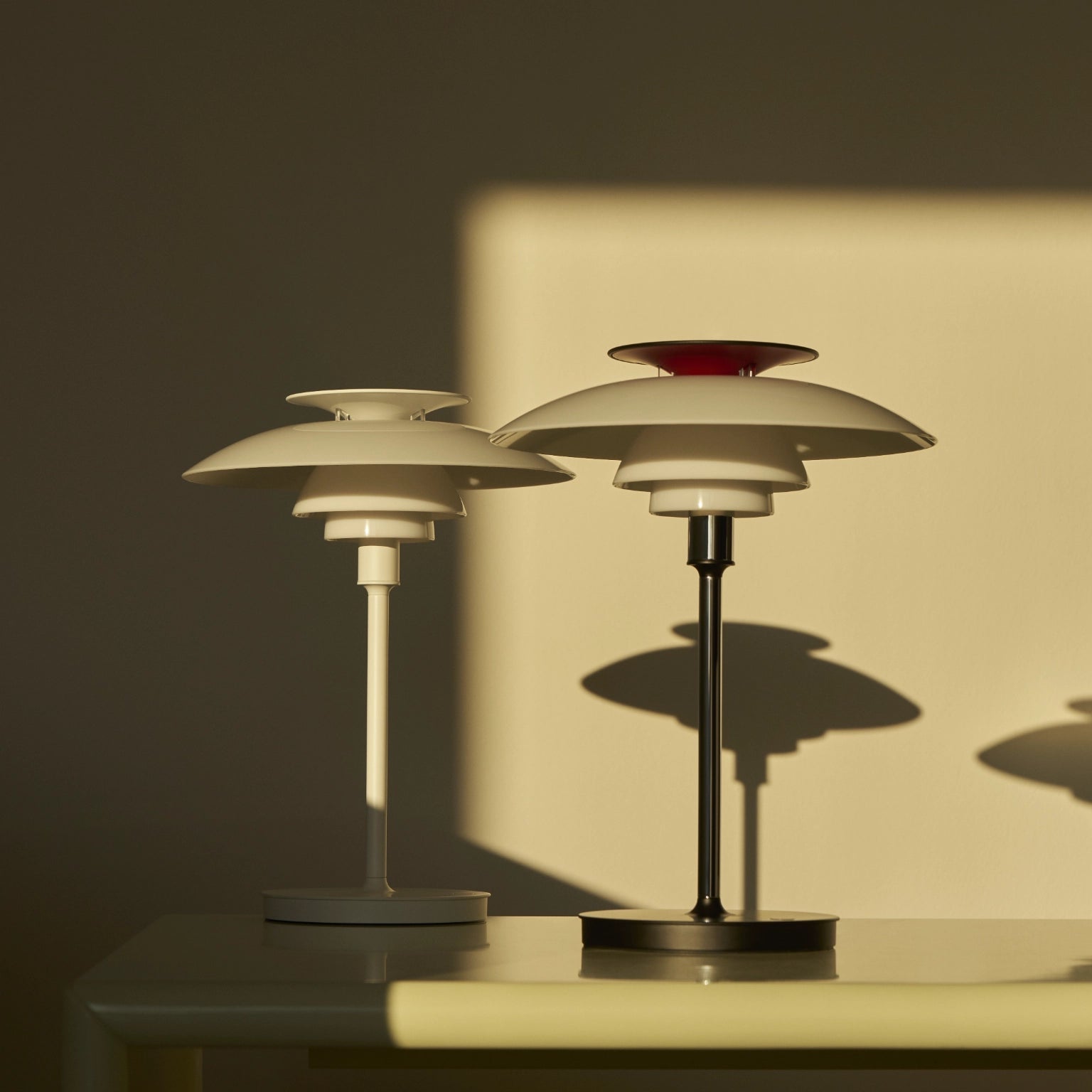 PH 80 Baladeuses et nomades chrome et blanc dans un décor