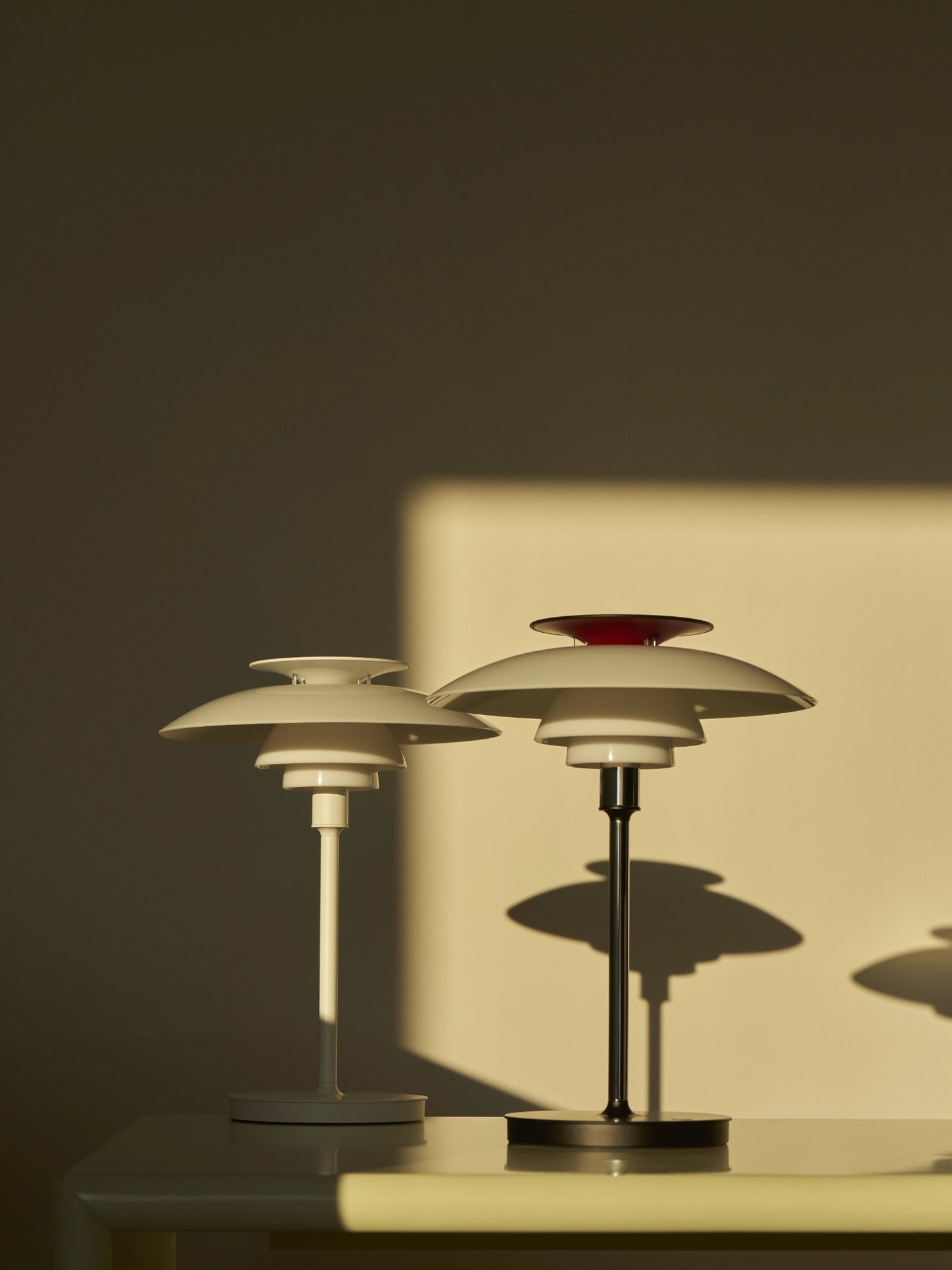 PH 80 Baladeuses et nomades chrome et blanc dans un décor