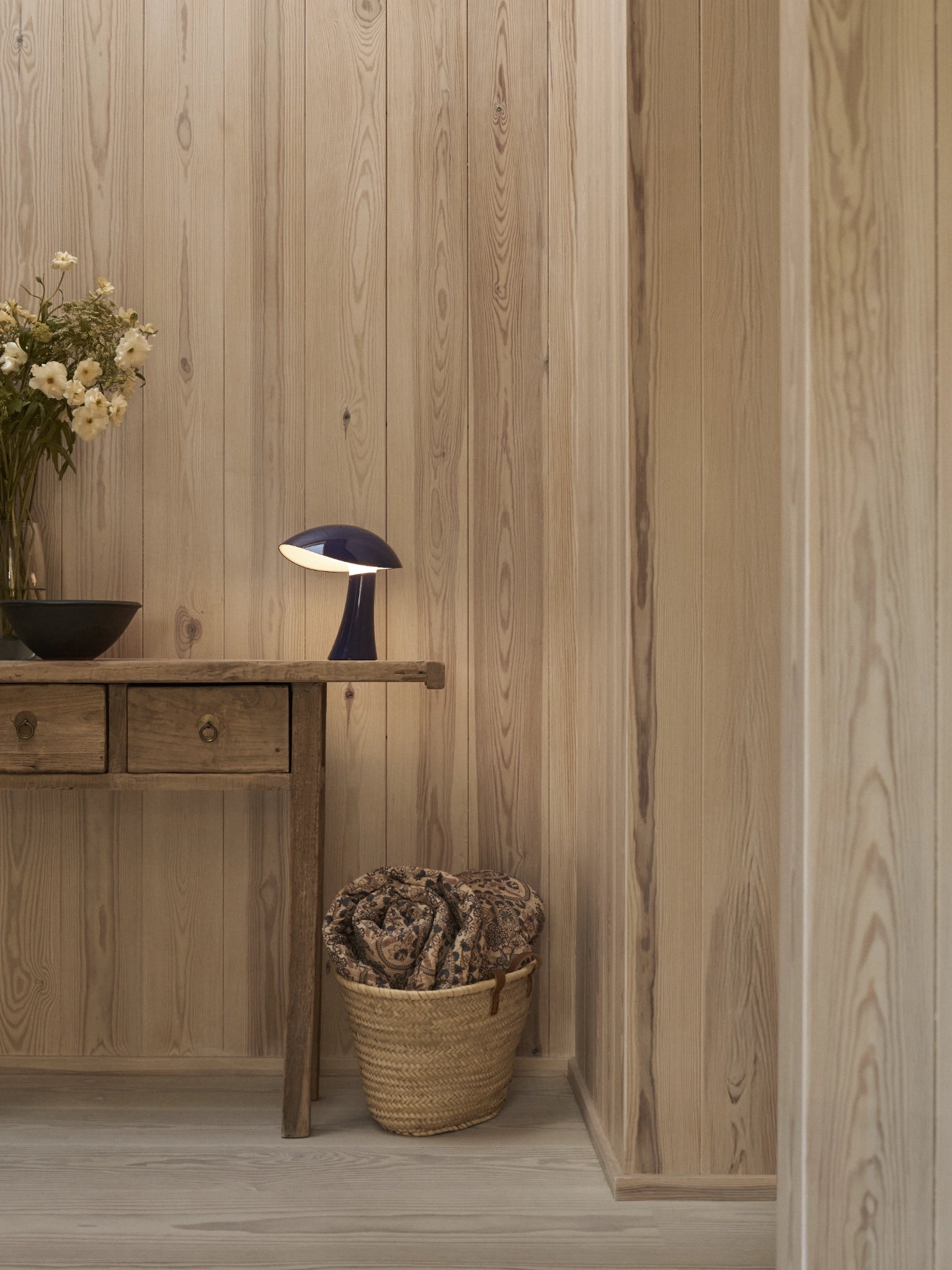 Rumee 220 Baladeuses et nomades bleu sur une commode