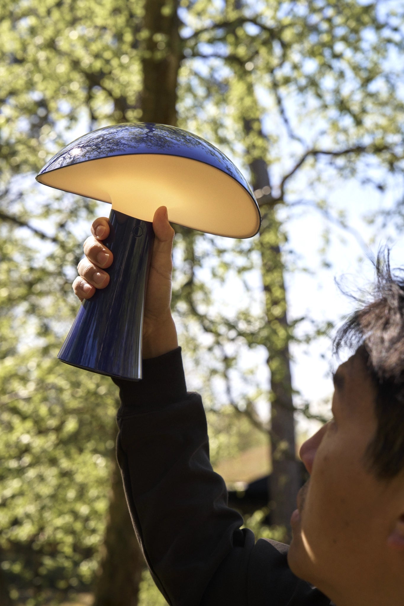 Rumee 220 Baladeuses et nomadesbleu vu du dessous tenue par une personne