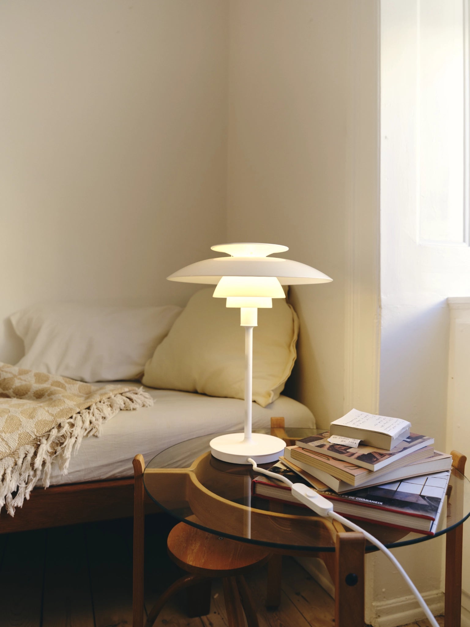 PH 80 Lampes à poser blanc allumée dans une chambre