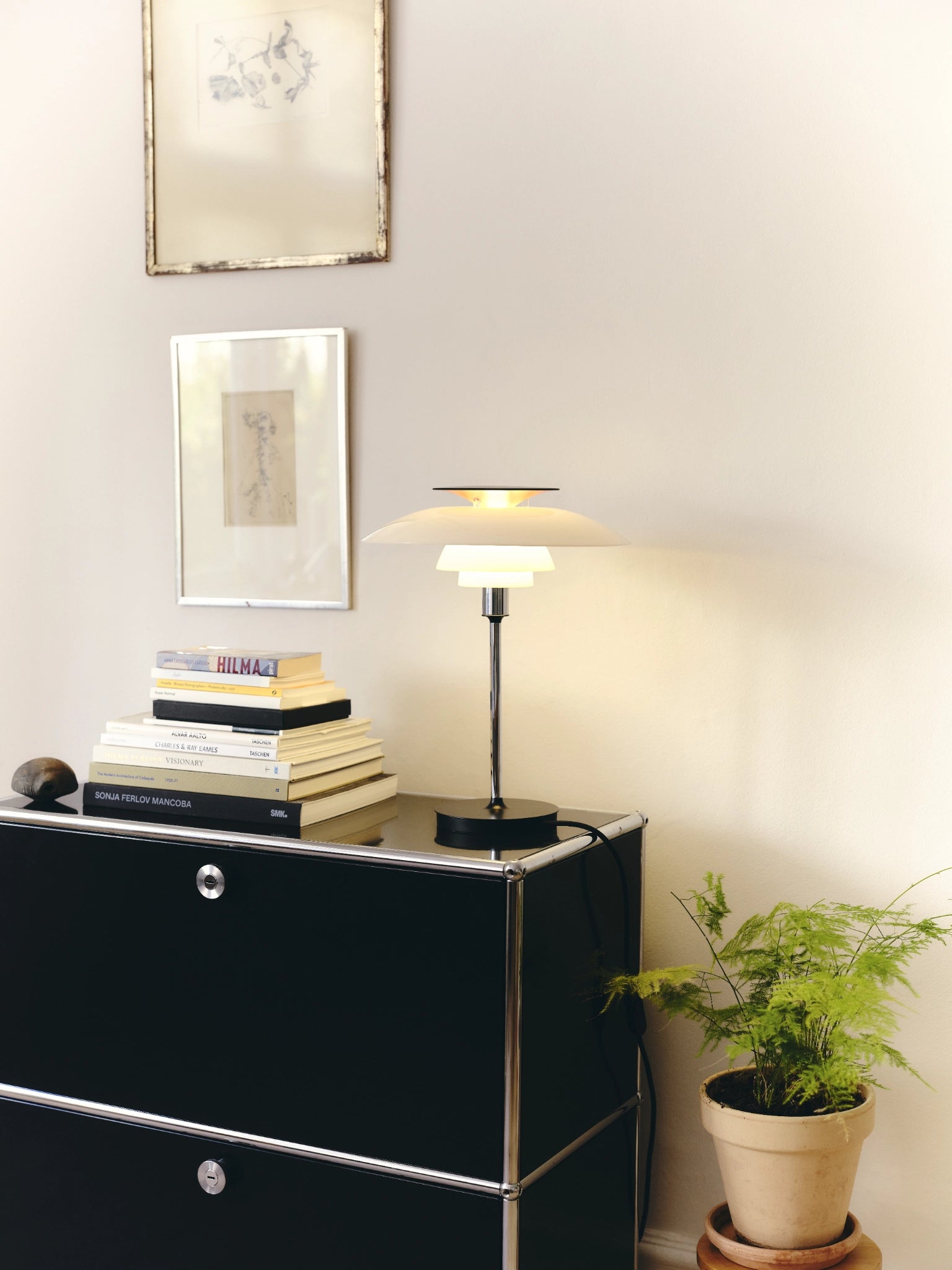 PH 80 Lampes à poser blanc allumée sur une commode