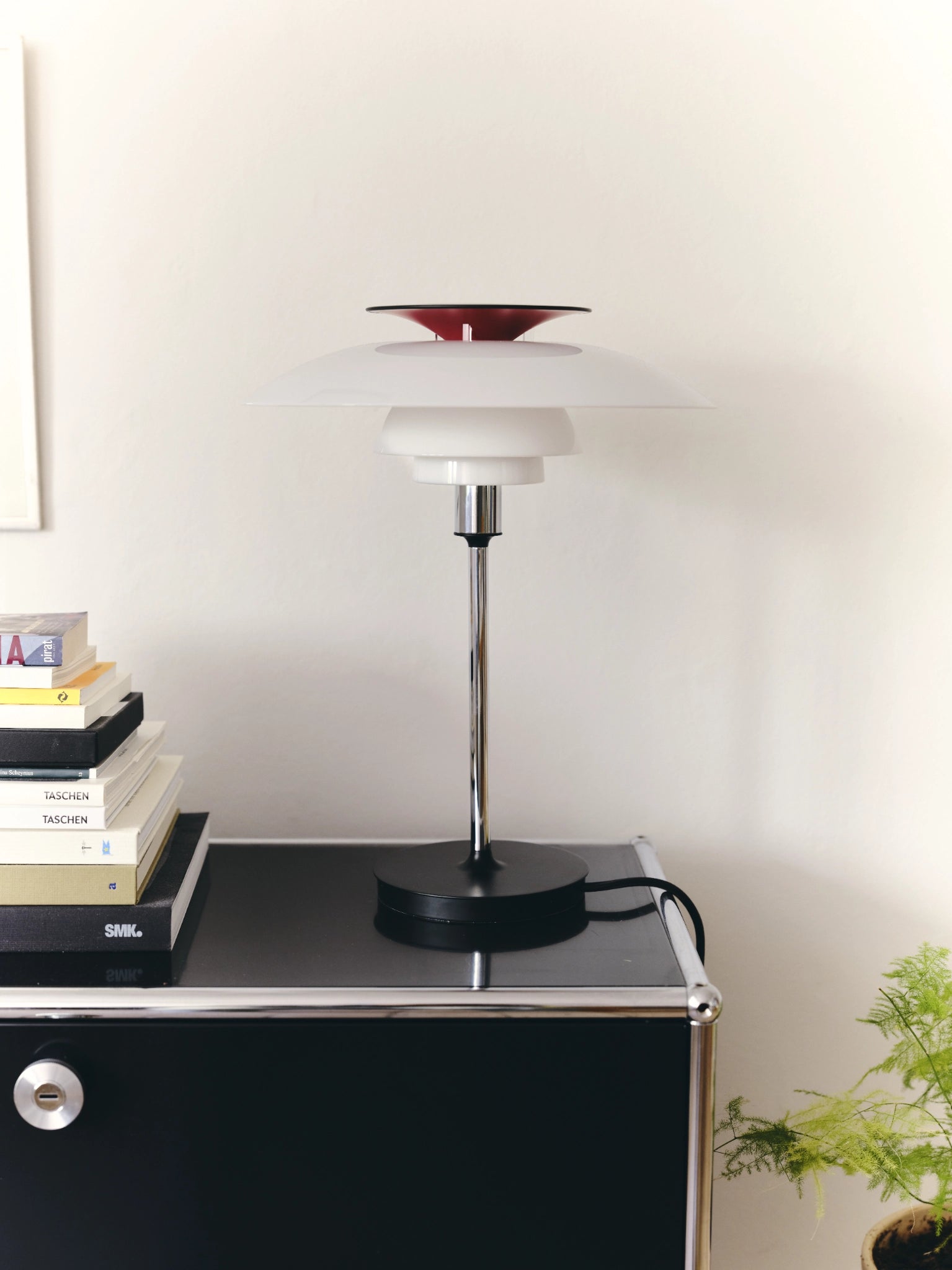 PH 80 Lampes à poser chrome posée sur une console
