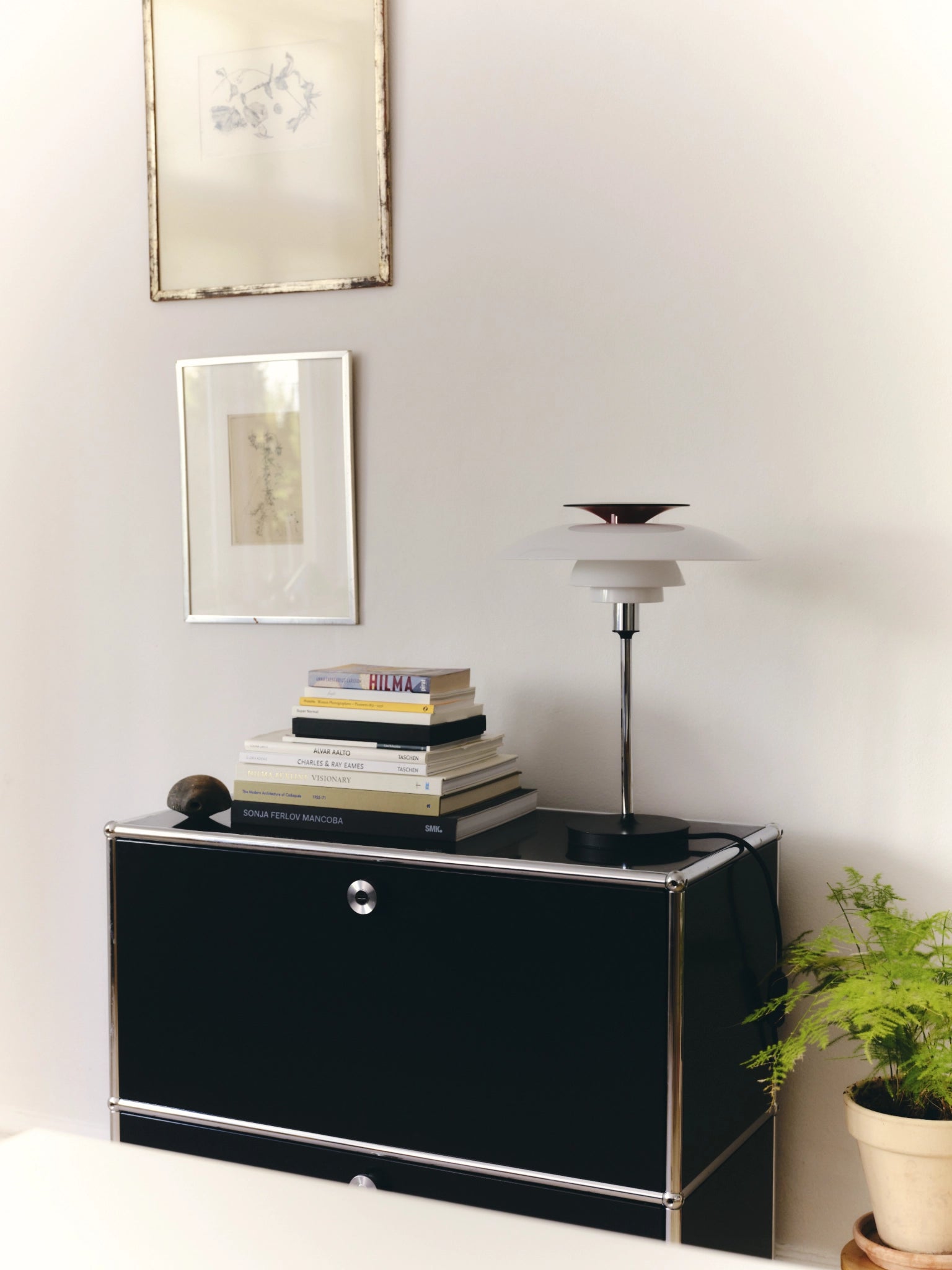 PH 80 Lampes à poser chrome éteinte posée dans un décor
