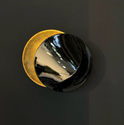 Lampe murale japonaise contemporaine avec disque noir orientable