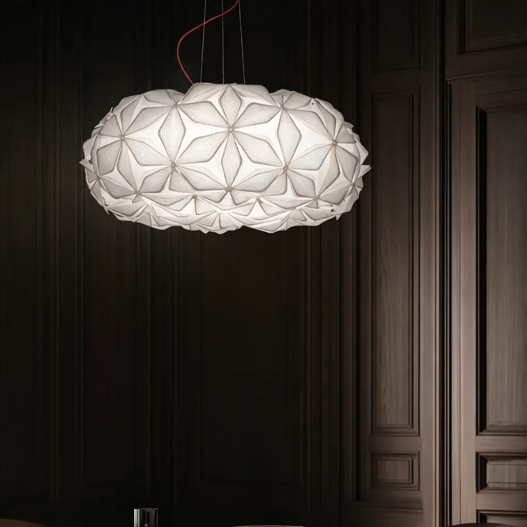 Luminaire suspension C’est La Vie éclairant une salle à manger moderne