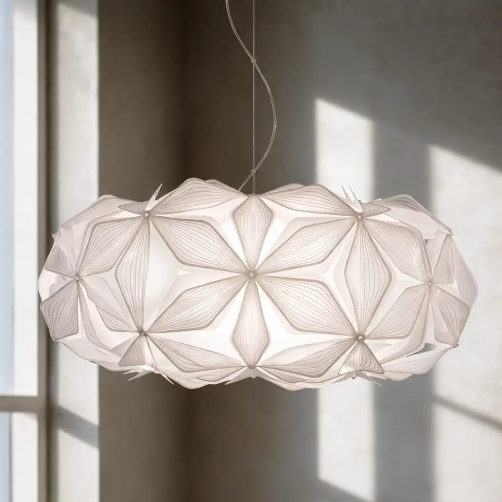 Suspension design C’est La Vie en matériau sculptural diffusant une lumière douce