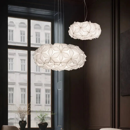 Suspension design C’est La Vie installée dans un salon contemporain épuré