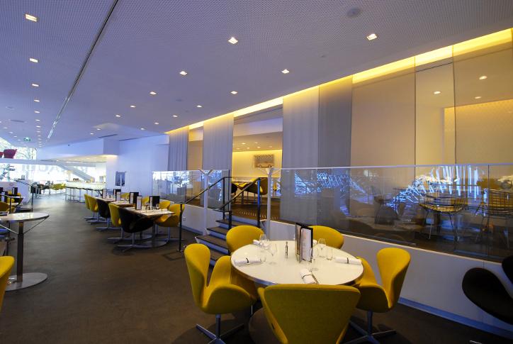 L’Atelier Renault, vitrine internationale de la marque, est non seulement un lieu d’exposition mais aussi un espace convivial avec un étage entier dédié à la restauration, qui comprend un restaurant et un lounge bar.