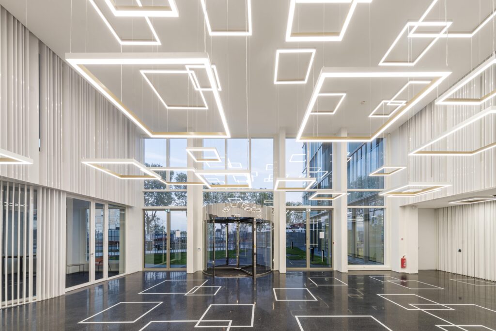 Implanté à Bagneux, dans le nouvel écoquartier Victor Hugo dont il est l’un des bâtiments de référence, l’immeuble NETWORK 1 se distingue de par son identité forte, et son architecture autant esthétique que fonctionnelle.